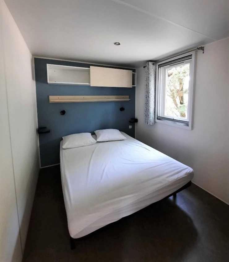 une chambre avec un lit blanc et une fenêtre dans l'établissement Camping 3 étoiles - Piscine - cca0gbf, à Saint-Jean-Pla-de-Corts