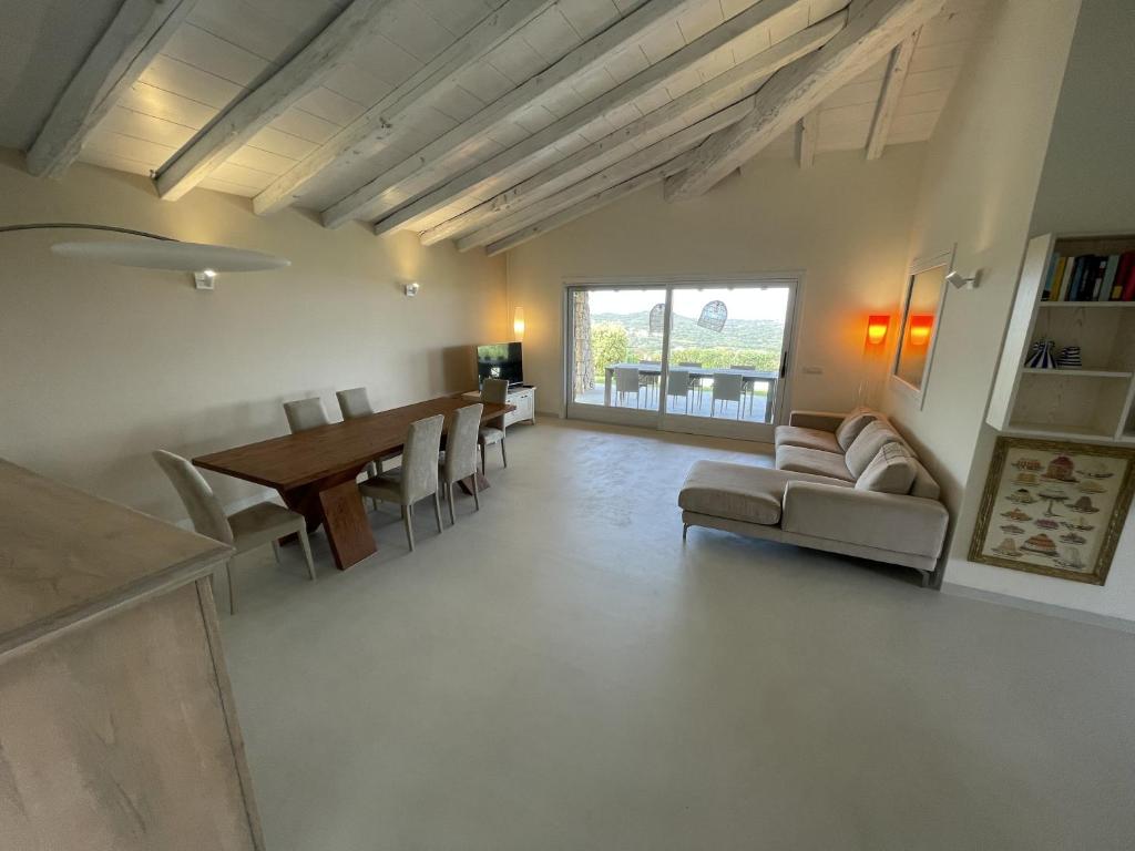 un salon avec un canapé et une table dans l'établissement Villa Supramonte luxury villa CIN IT09006CR, à Marazzino