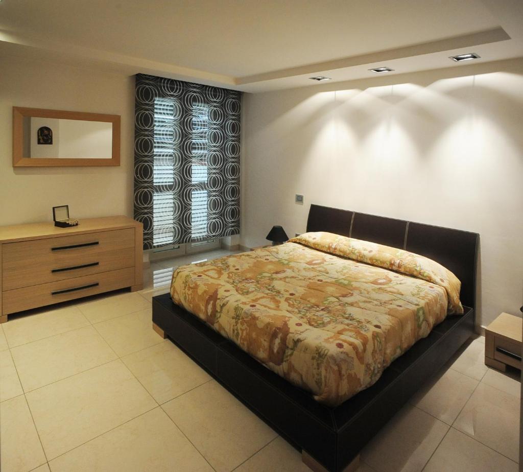 une chambre avec un lit, une commode et une fenêtre dans l'établissement THE FLOWERs, à Pontecagnano 31 autres photos