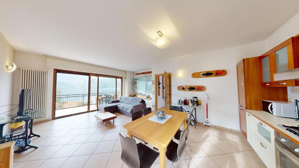 une cuisine et un salon avec une table dans l'établissement Villa Mimosa-Con piscina e vista lago, à Brenzone