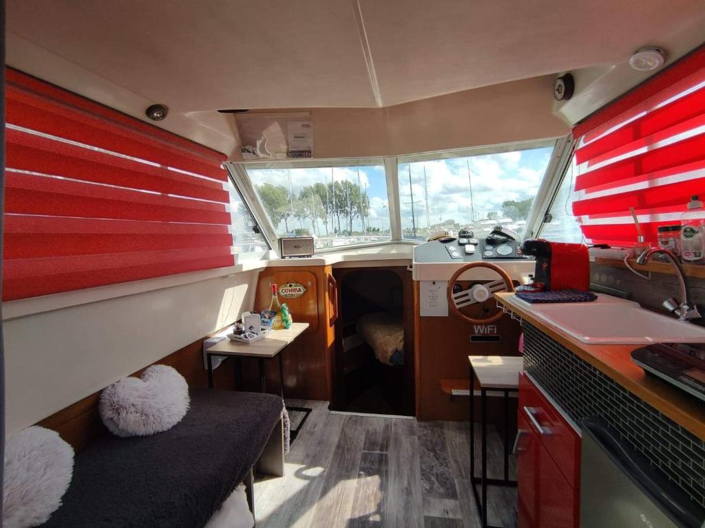 Cette petite chambre dispose d'une cuisine et d'un évier. dans l'établissement bateau au port, à Ouistreham