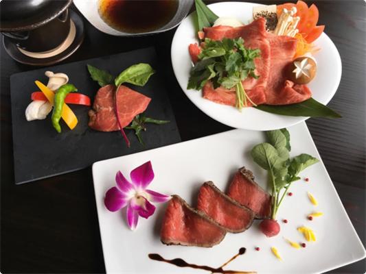 deux assiettes de denrées alimentaires contenant de la viande et des légumes sur une table dans l'établissement Natural Hot Spring Inn Choseian - 長生庵 -, à Shirahama