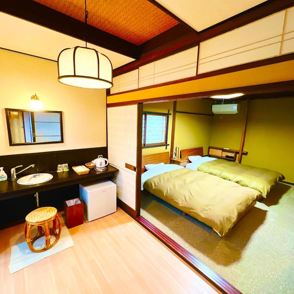 une chambre avec un lit et un lavabo dans l'établissement Japanese style hotel and dining Morigen, à Kyōtango 37 autres photos