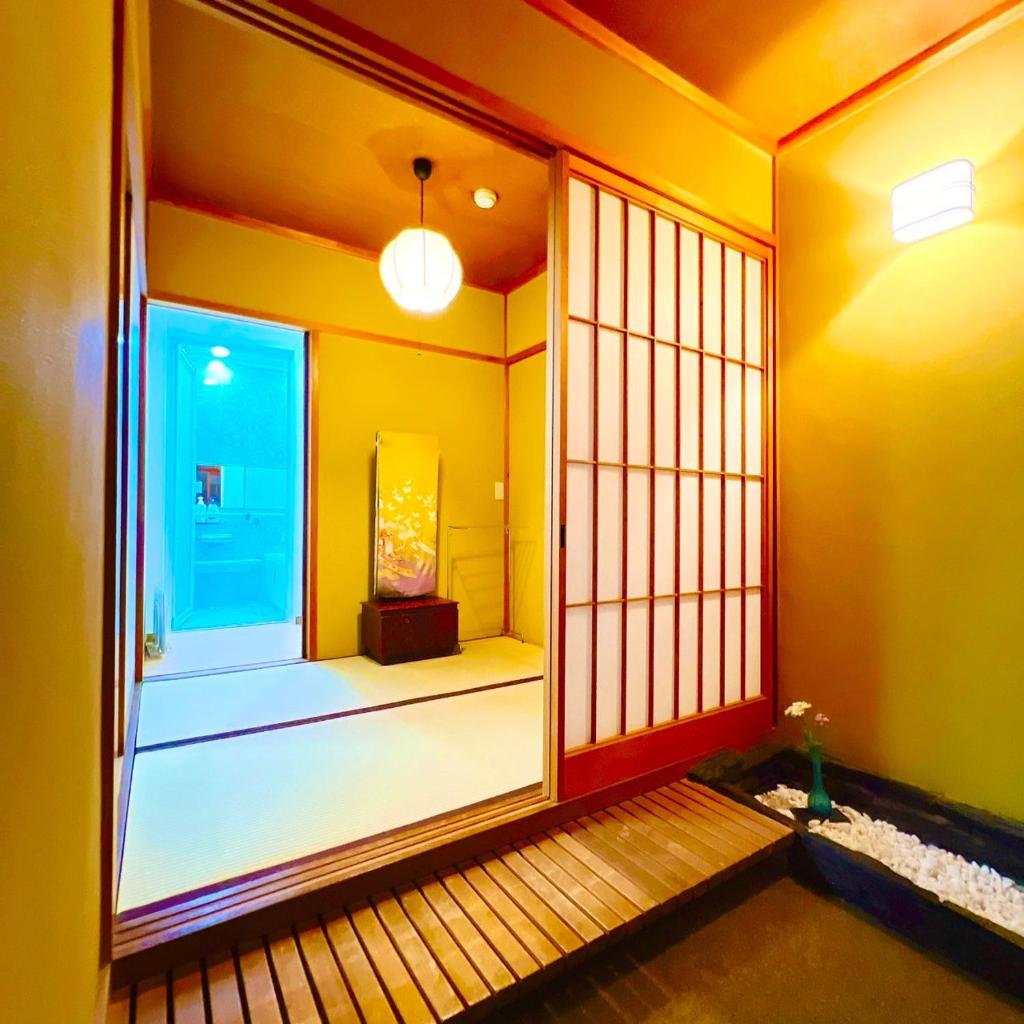 une chambre avec une porte et une chambre avec un miroir dans l'établissement Japanese style hotel and dining Morigen, à Kyōtango