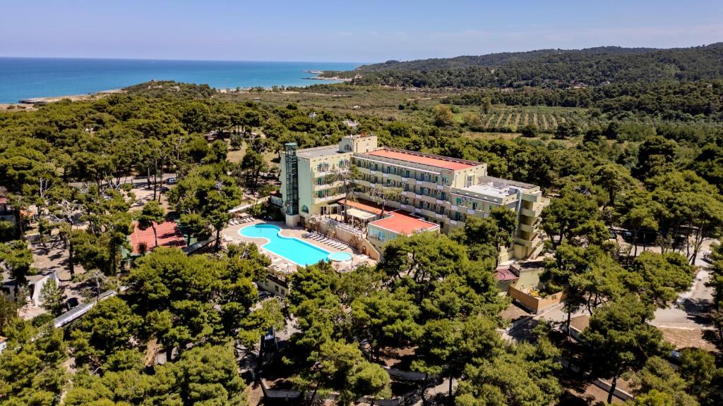 une vue aérienne d'un complexe hôtelier avec piscine dans l'établissement Paglianza Hotel, à Peschici