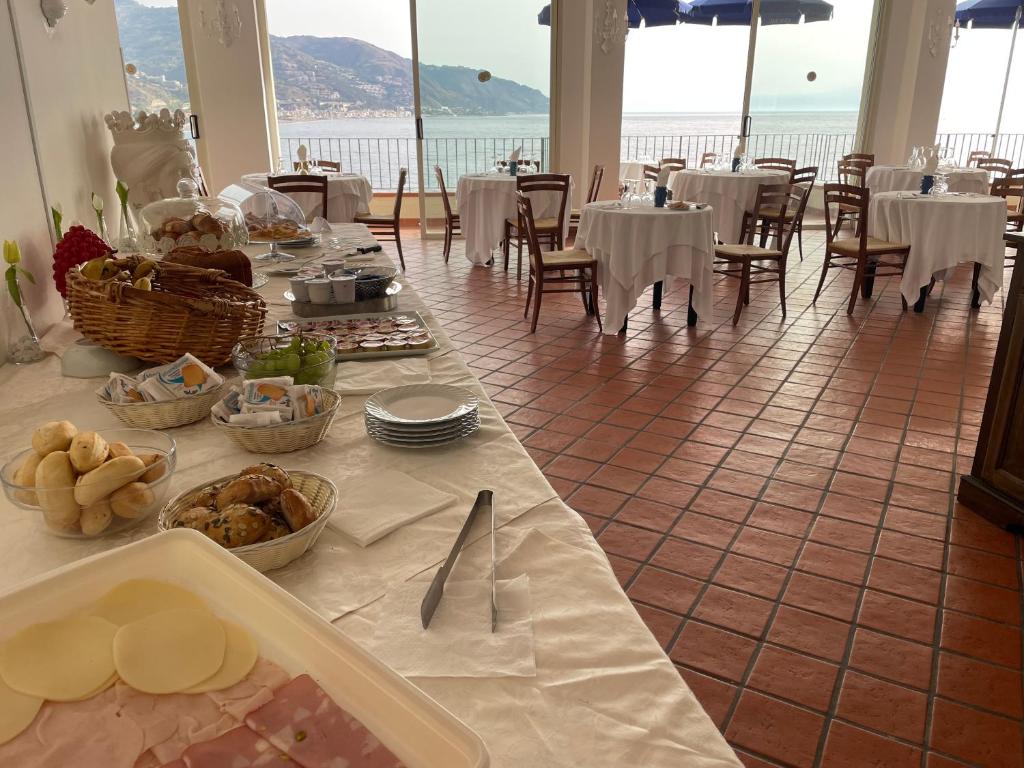 - une table avec de la nourriture dans un restaurant dans l'établissement Bay Palace Mazzarò, à Taormine