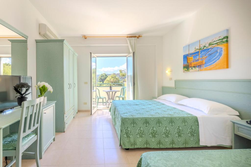 une chambre d'hôtel avec deux lits et un balcon dans l'établissement Paglianza Hotel, à Peschici 30 autres photos