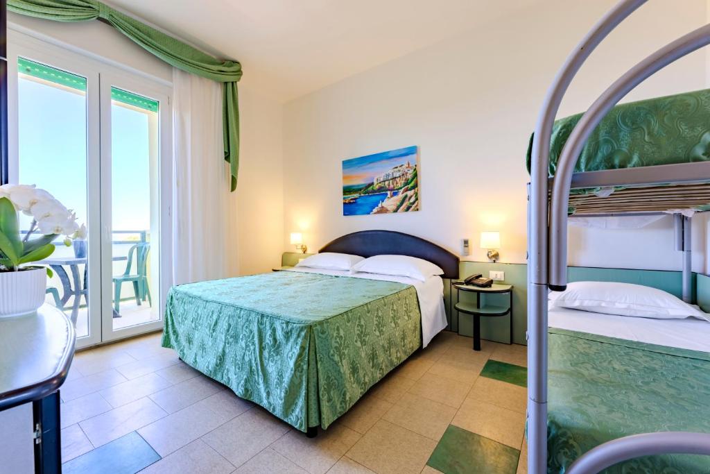 - une chambre avec 2 lits superposés et un balcon dans l'établissement Paglianza Hotel, à Peschici