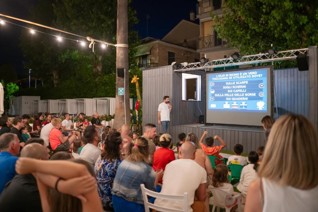 Une foule de gens regardant une présentation sur une scène dans l'établissement Hotel Relax Family & Spa, à San Benedetto del Tronto 135 autres photos