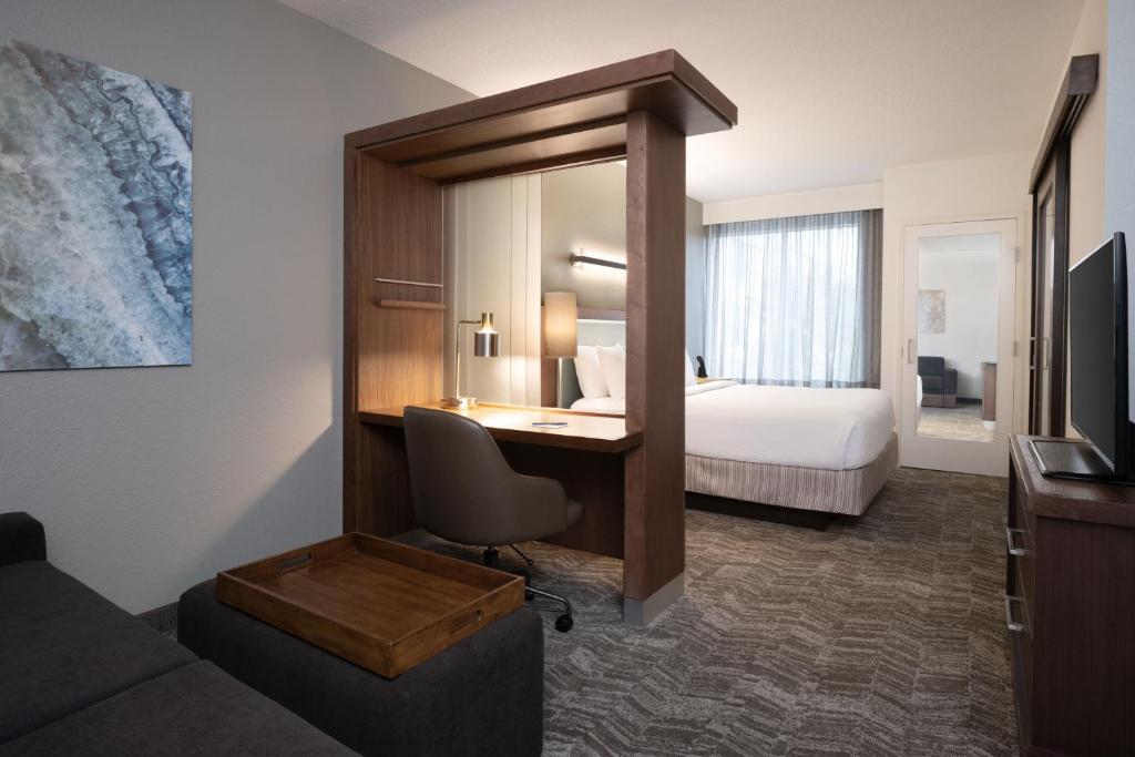 SpringHill Suites by Marriott Orlando at FLAMINGO CROSSINGS Town Center-Western Entrance Image