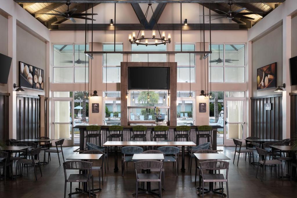 SpringHill Suites by Marriott Orlando at FLAMINGO CROSSINGS Town Center-Western Entrance Image