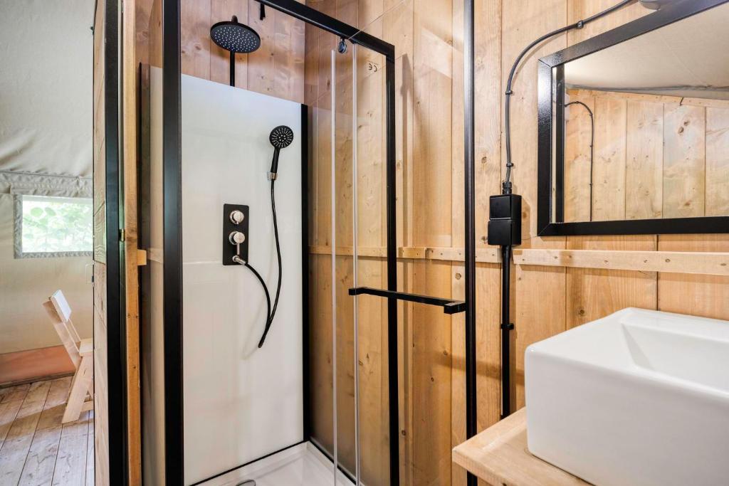 La salle de bains est pourvue d'une porte de douche et d'un lavabo. dans l'établissement Arden Parks Signy l'Abbaye, à Signy-lʼAbbaye