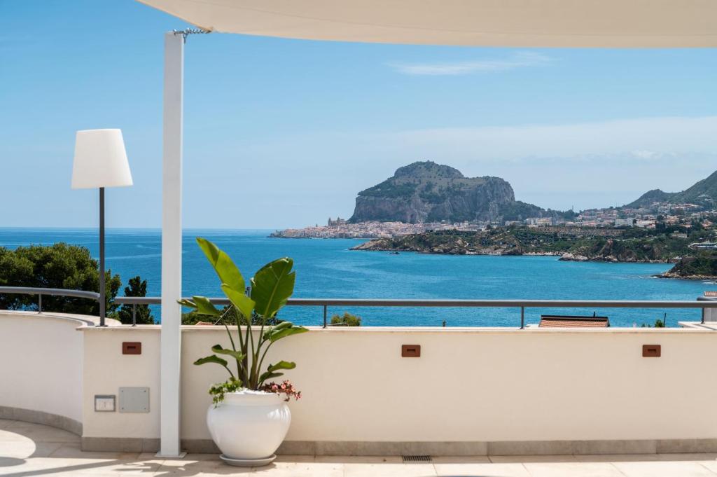 un balcon avec vue sur l'océan dans l'établissement Hotiday Cefalù Mazzaforno, à Cefalù