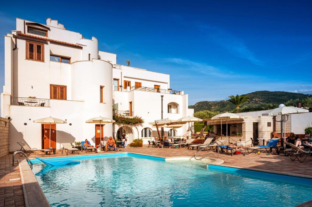 une villa avec piscine devant un immeuble dans l'établissement Hotiday Cefalù Mazzaforno, à Cefalù