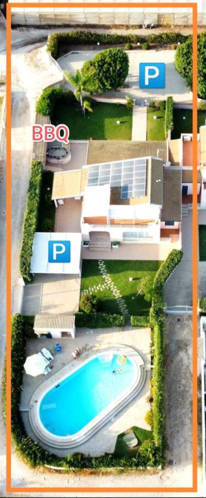 une maquette d'un bâtiment avec piscine dans l'établissement Tedimo Mare, à Marina di Ragusa