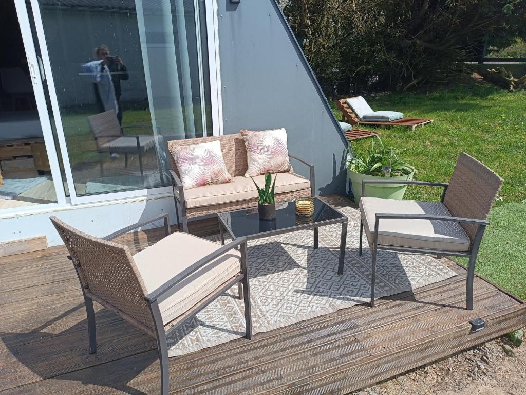 deux chaises et une table sur une terrasse dans l'établissement La cabane du phare du minou, à Plouzané