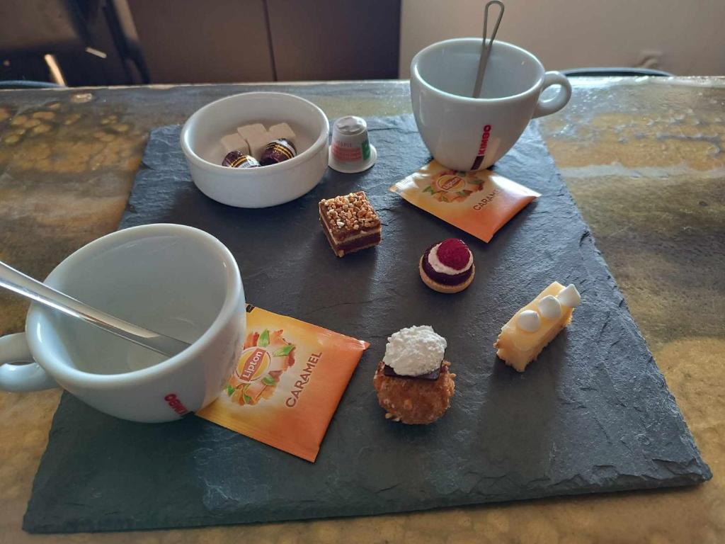 - un plateau avec des biscuits et des tasses sur une table dans l'établissement La cabane du phare du minou, à Plouzané