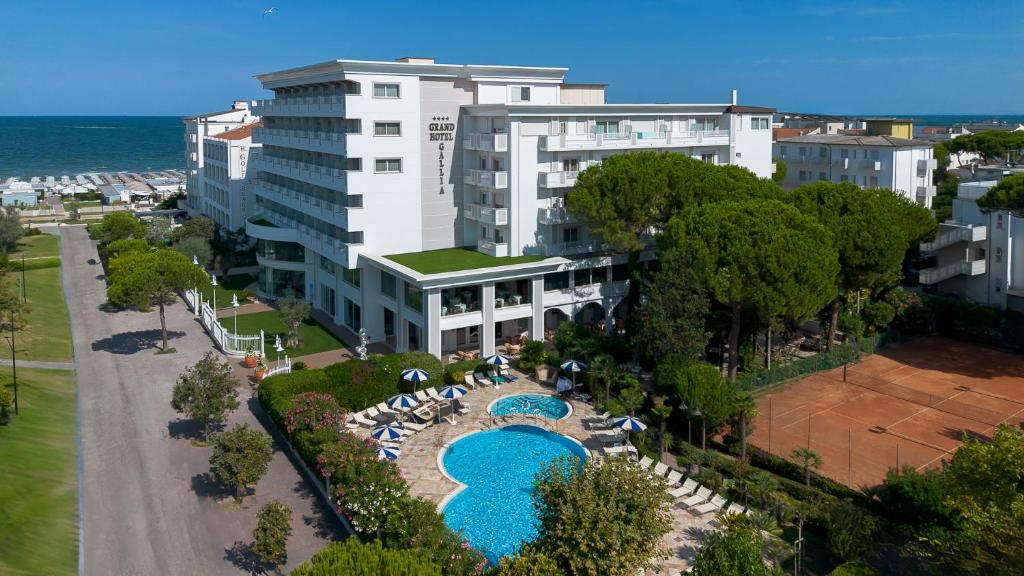 une vue aérienne d'un hôtel avec piscine dans l'établissement Grand Hotel Gallia, à Milano Marittima
