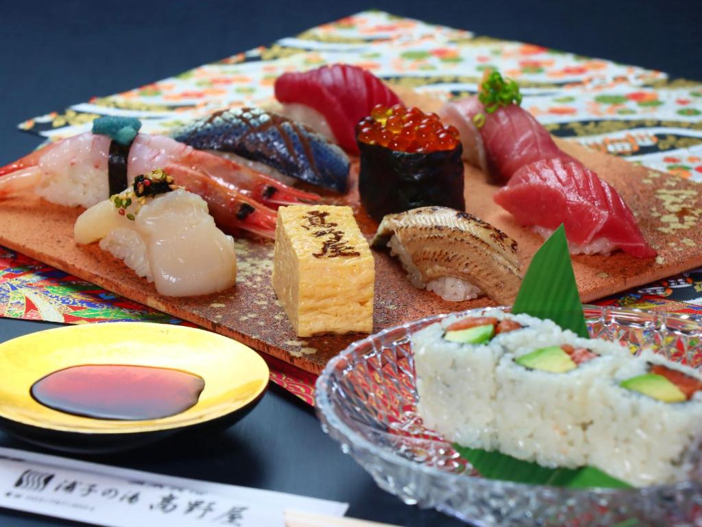 une assiette de nourriture avec des sushis sur une table dans l'établissement Takanoya, à Yuzawa 37 autres photos
