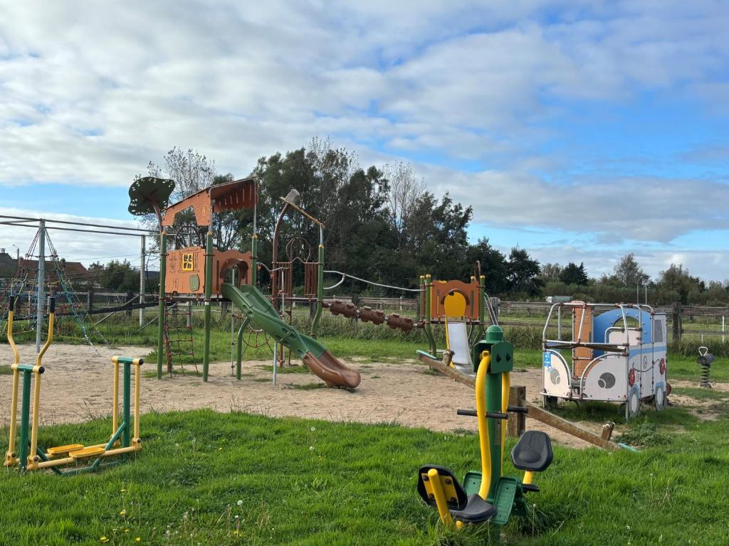 un parc avec une aire de jeux avec un toboggan dans l'établissement Camping de la Plage, à Marck