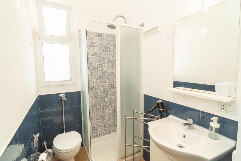 une salle de bain avec toilettes, lavabo et douche dans l'établissement Villa Malamuri, à Villaggio Azzurro 17 autres photos