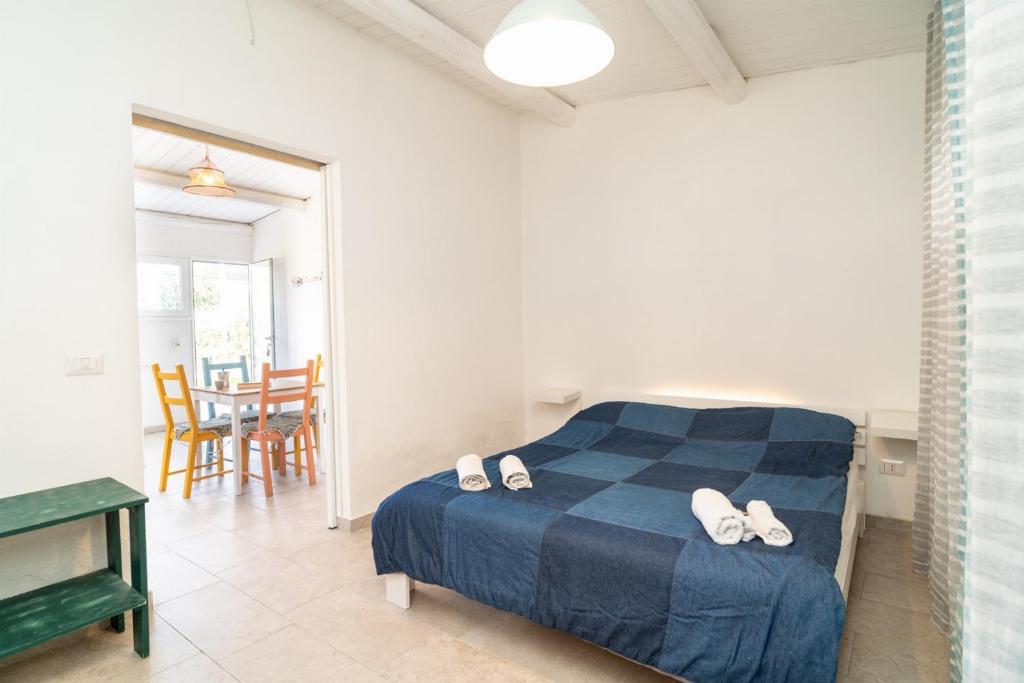 - une chambre avec un lit doté de tongs dans l'établissement Villa Malamuri, à Villaggio Azzurro