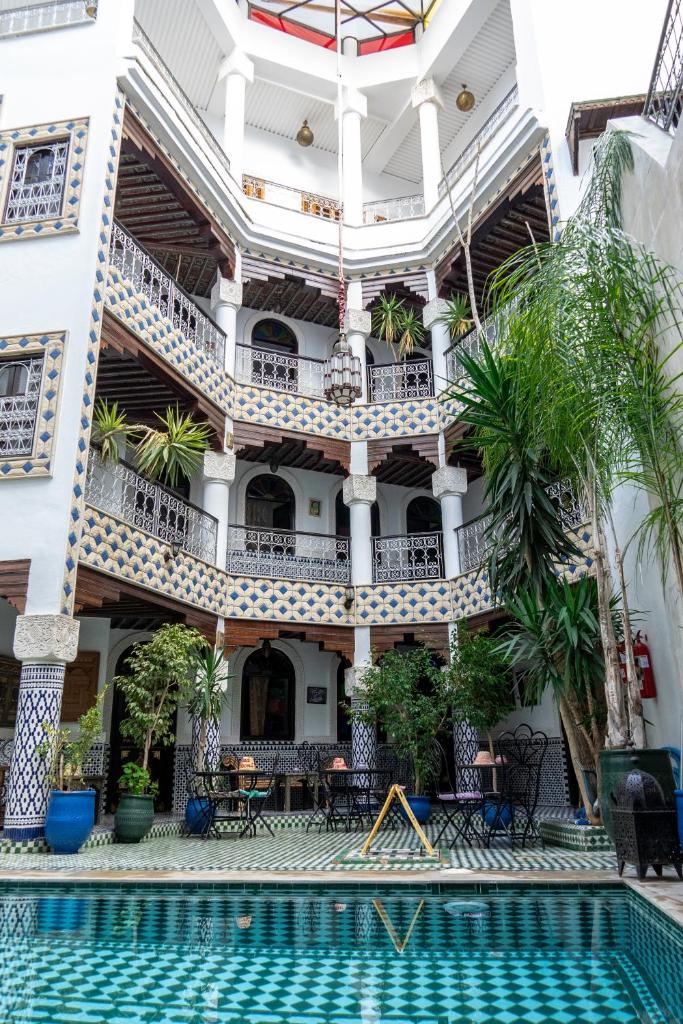 un hôtel avec une piscine devant un immeuble dans l'établissement Riad El Yacout, à Fès