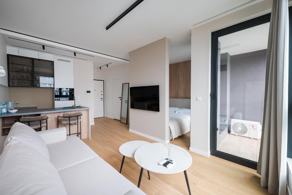 Grzybowska 13th Floor Glamour Apartment by BookingHost 4