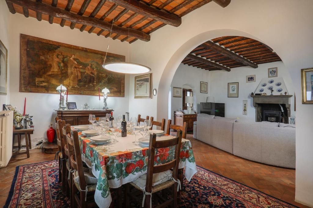 une salle à manger avec une table et des chaises et une cheminée dans l'établissement Villa Laura, à Il Balzo