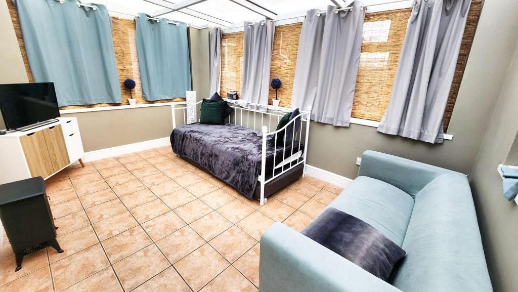 Large Bungalow - Sleeps 8 - 3 Large Beds - 2 Bathrooms - Off Street Parking - Pets Welcome - Very Large Enclosed Gardens - Fast Wifi 5