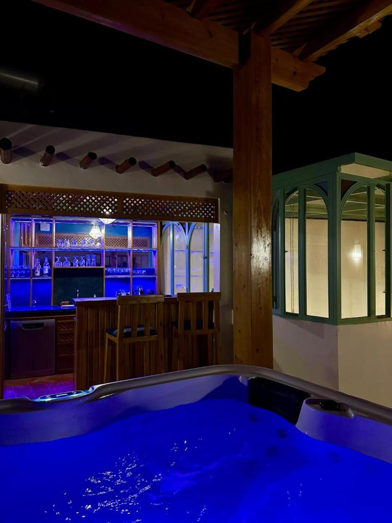- un bain à remous dans une pièce avec un bar dans l'établissement Riad Madinina, à Marrakech