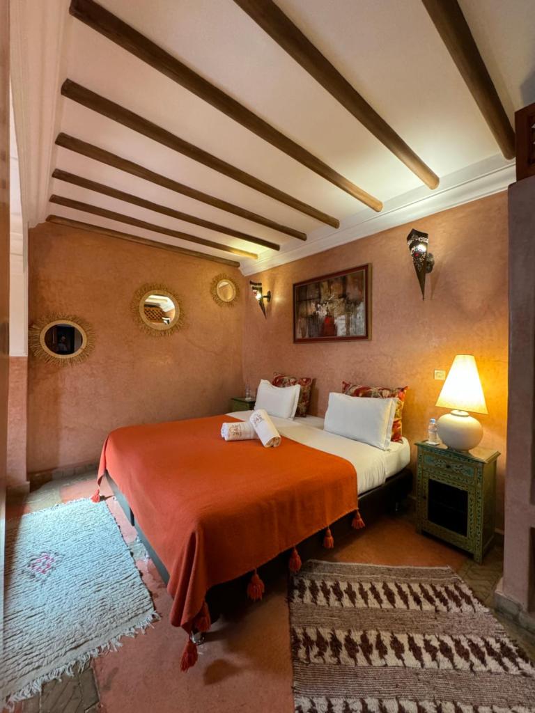 une chambre avec deux lits dans une pièce dans l'établissement Riad Andalla, à Marrakech