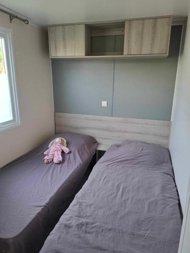 - un petit enfant dormant sur un lit dans une chambre dans l'établissement Bungalow Cinéric, à Canet 37 autres photos