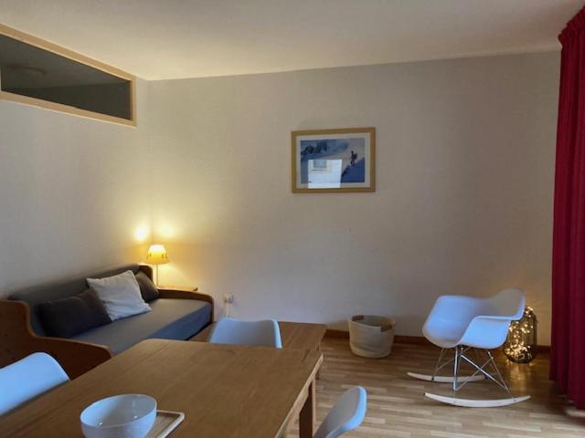 un salon avec un canapé, une table et des chaises dans l'établissement Chez Pilou, à Arvieux