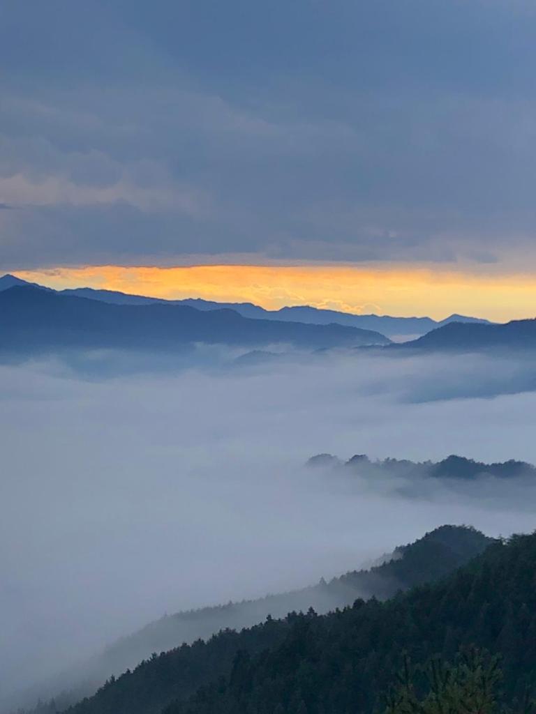 - une vue sur une vallée brumeuse avec des montagnes en arrière-plan dans l'établissement Minshuku Kawarabi-so, à Nosegawa 6 autres photos