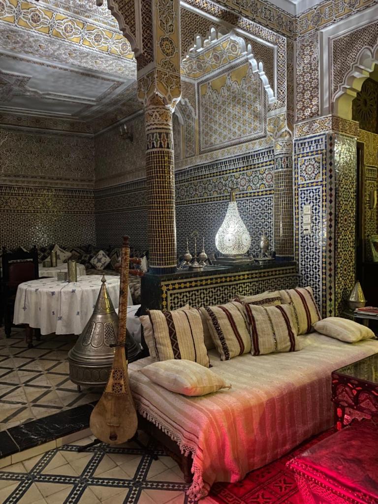 Cette chambre comprend un grand lit. dans l'établissement Riad Lahboul, à Meknès