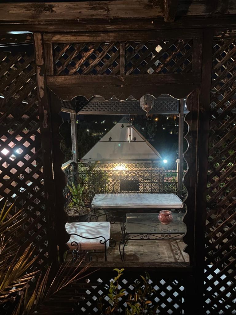 - une vue sur une table dans une chambre avec un miroir dans l'établissement Riad Lahboul, à Meknès