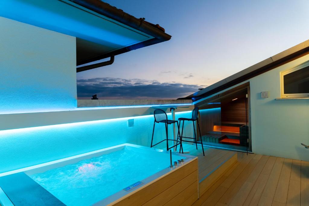 - une piscine avec un bain bleu dans une maison dans l'établissement Hotel Residence Esplanade, à Viareggio 203 autres photos
