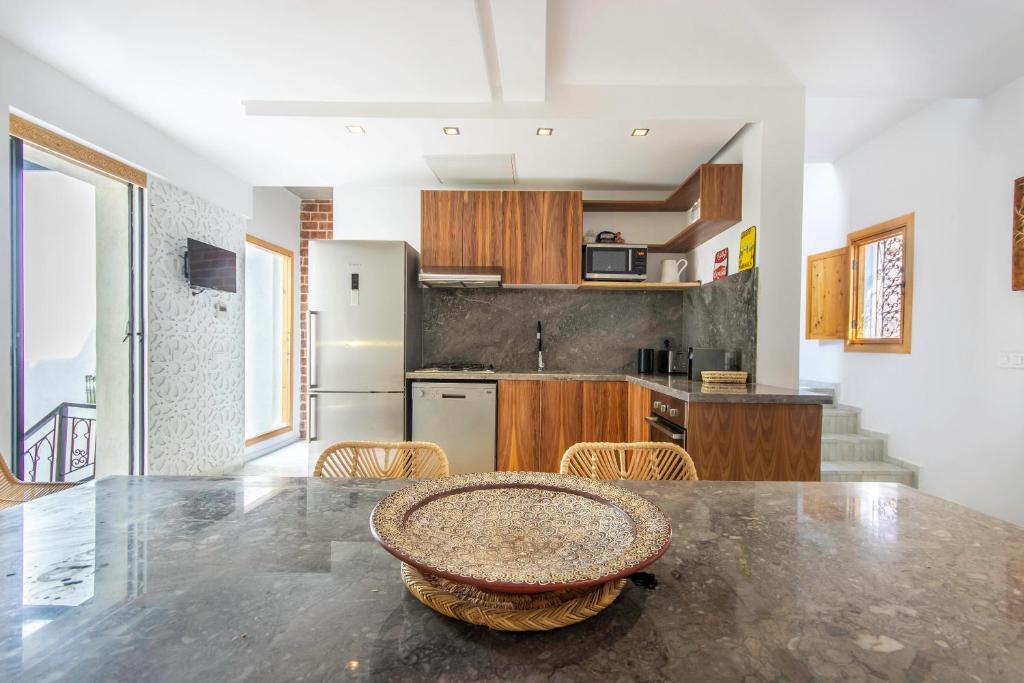 - une cuisine avec une table, des chaises et un comptoir dans l'établissement Riad Les Suites Marrakech, à Marrakech 21 autres photos