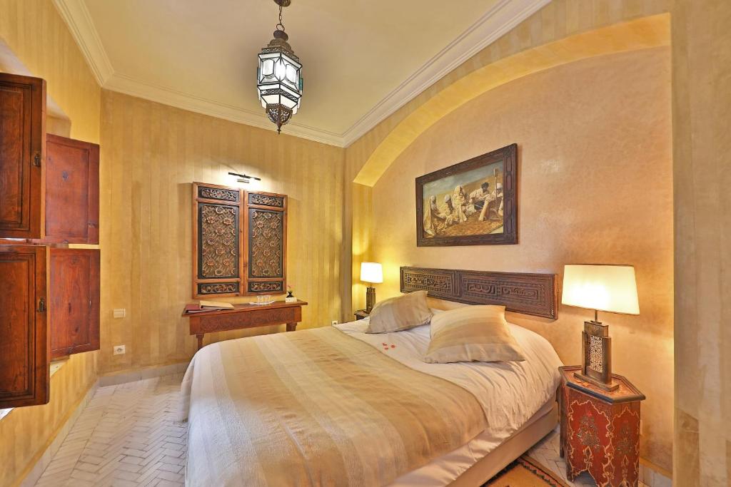 une chambre avec un grand lit et une table dans l'établissement Riad Zayane, à Marrakech