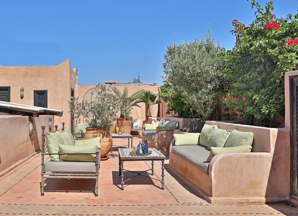 d'une terrasse avec un canapé, des chaises et une table. dans l'établissement Riad Zayane, à Marrakech