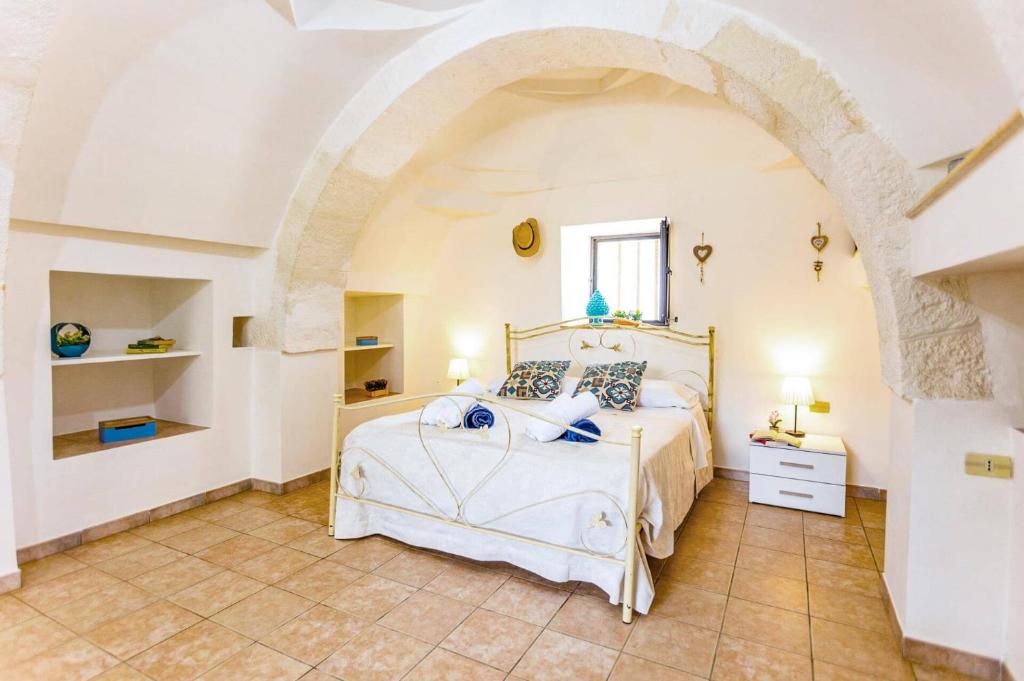 - une chambre avec un lit blanc et une voûte dans l'établissement Villa Guglielmo by Villa Plus, à Carovigno