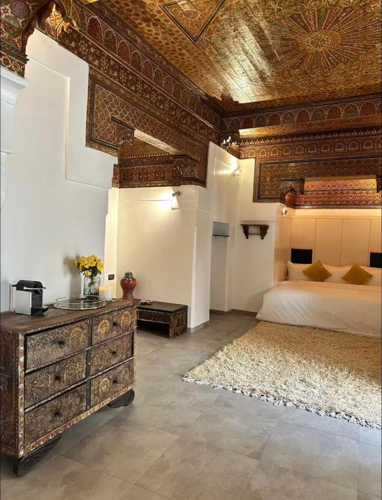 une chambre avec un lit et un plafond en bois dans l'établissement Riad Manzal, à Marrakech