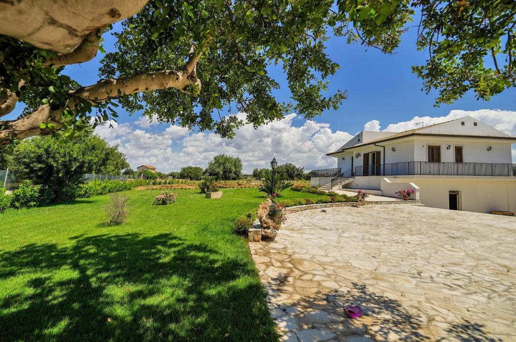 - une vue sur la maison depuis l'allée dans l'établissement Villetta Bianca, à Scicli