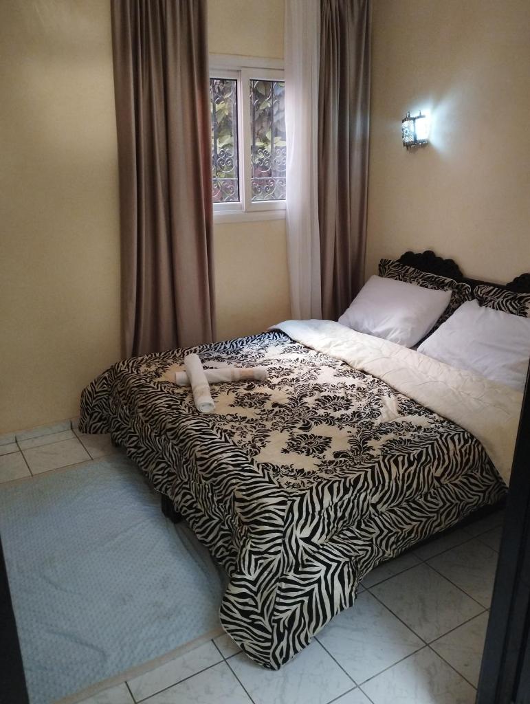 - une chambre avec un lit à motifs zébrés dans l'établissement Riad benhamo2, à Marrakech