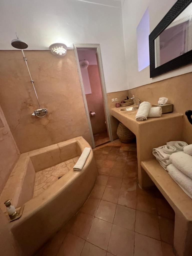 une salle de bain avec une baignoire et un lavabo dans l'établissement Dar Lalla F'dila, à Marrakech