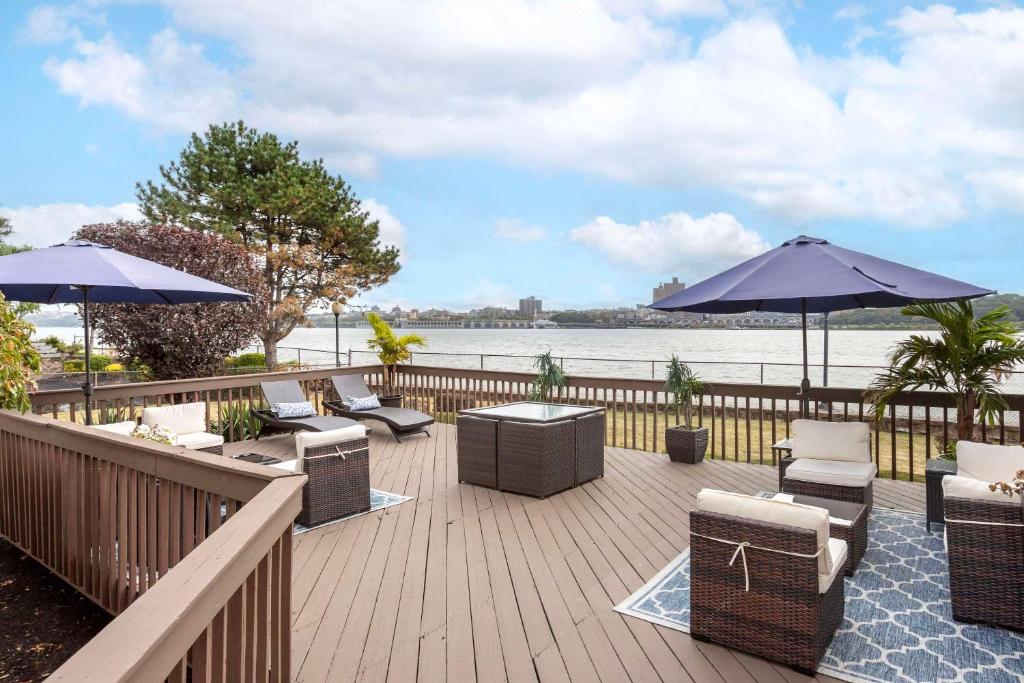 Comfort Inn Edgewater on Hudson River Image