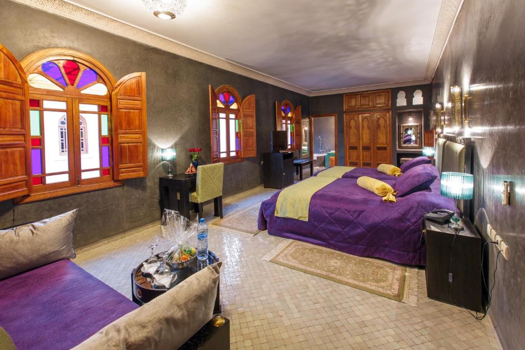 une chambre avec un lit et un canapé dans une pièce dans l'établissement Riad Andalib, à Fès