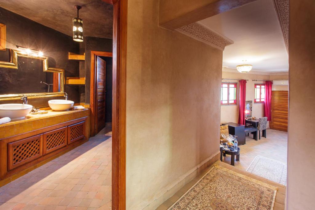 une salle de bains avec deux lavabos et un salon dans l'établissement Riad Andalib, à Fès
