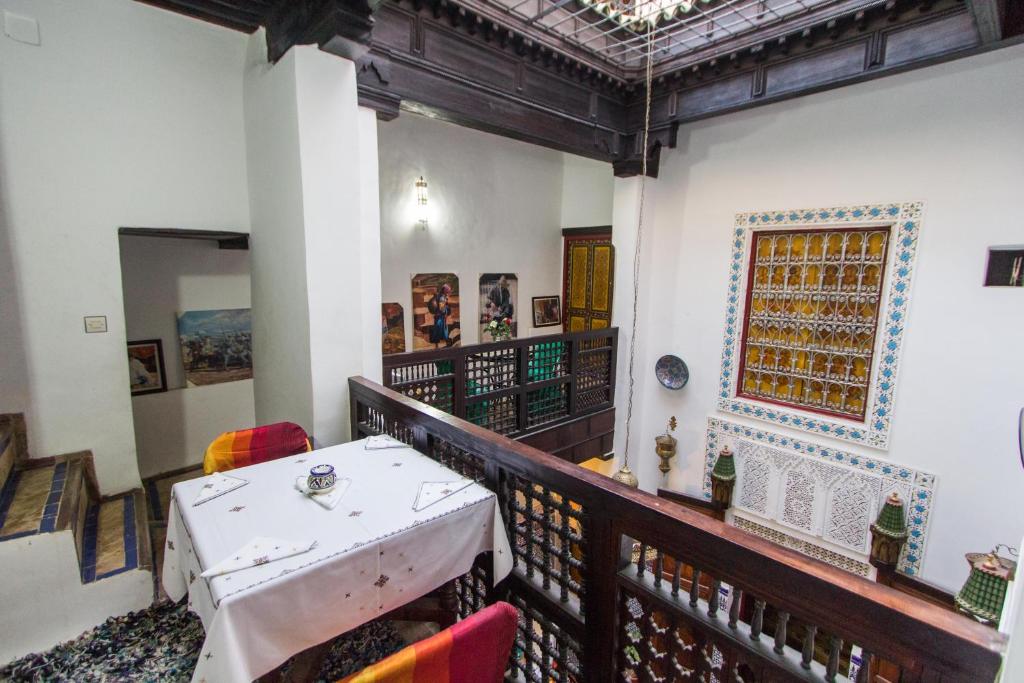 d'un balcon avec une table et des chaises et un plafond. dans l'établissement Casa Aya Medina, à Fès